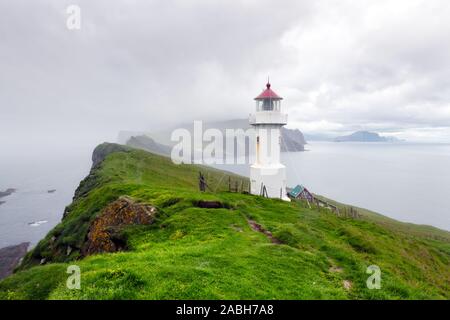 Vue brumeuse du vieux phare sur l'île de Mykines, aux îles Féroé, Danemark. Photographie de paysage Banque D'Images