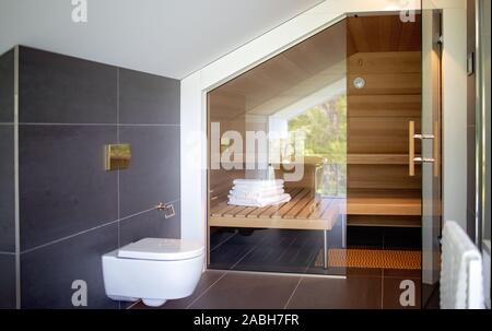 Salle de bains moderne et un sauna. Intérieur contemporain de luxury house Banque D'Images