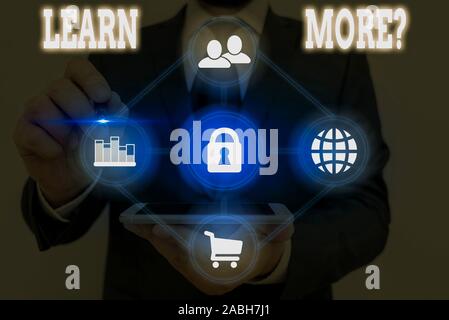 Écrit remarque montrant En savoir plus question. Concept d'affaires pour acquérir des connaissances ou compétences étudier la pratique Banque D'Images