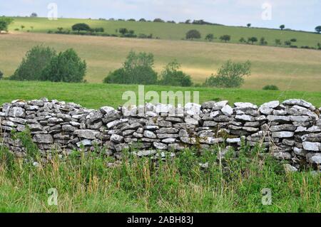 Mur en pierre sèche et d'une limite de champ sur les collines de Mendip dans Somerset,UK.,calcaire mis aléatoire,UK Banque D'Images