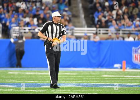 DETROIT, MI - Novembre 17 : Arbitre Tony Carrente tucks son pavillon à l'écart au cours de NFL match entre les Cowboys de Dallas et Detroit Lions le 17 novembre 2019 au Ford Field de Detroit, MI (Photo by Dranberg/Cal Sport Media) Banque D'Images