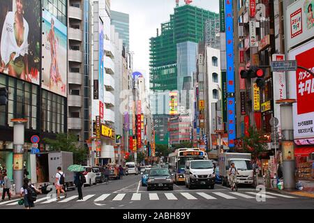 SHIBUYA, TOKYO, JAPON - 30 mai 2018 : Vue vers le bas le Dougenzaka street, une rue populaire avec de nombreux commerces et restaurants dans le quartier de Shibuya. Banque D'Images