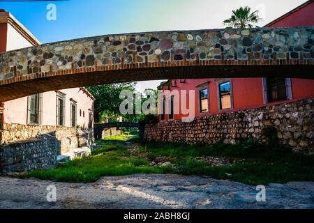 Pont de pierre dans un ruisseau qui traverse Álamos, Sonora au Mexique, une ville coloniale et magique. Cette villa mexicaine était connu sous le nom de Real de Los Alamos Los ou Frayles. La ville de portails. ombres, conduite, Voyage, tourisme, architecture, la destination touristique à l'extérieur. © (© Photo : LuisGutierrez NortePhoto.com) / puente de piedra en arroyo que cruza por Álamos, Sonora, Mexico pueblo mágico y colonial. Cette villa mexicana fue conocido como Real de Los Álamos o de los Frayles. La Ciudad de los Portales. sombras, manececer, viaje , turismo, arquitectura, destino turistico l'extérieur. © (© Photo:/ LuisGutierrez Banque D'Images