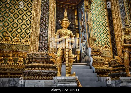 Or magnifiquement superbe statue d'un Kinnara, un être à moitié humain mythique, mi-créature oiseau sur la terrasse supérieure du Wat Phra Keo ou Temple du th Banque D'Images