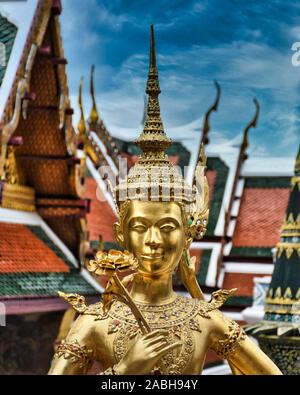 Or magnifiquement superbe statue d'un Kinnara, un être à moitié humain mythique, mi-créature oiseau sur la terrasse supérieure du Wat Phra Keo ou Temple du th Banque D'Images