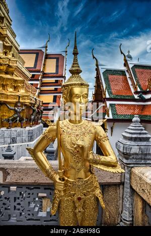 Or magnifiquement superbe statue d'un Kinnara, un être à moitié humain mythique, mi-créature oiseau sur la terrasse supérieure du Wat Phra Keo ou Temple du th Banque D'Images