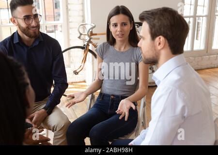 Les gens d'affaires multiraciale, assis sur des chaises en cercle. Banque D'Images