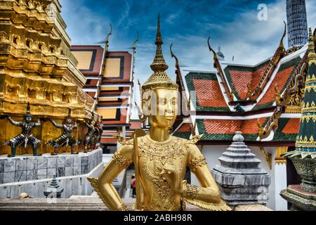 Or magnifiquement superbe statue d'un Kinnara, un être à moitié humain mythique, mi-créature oiseau sur la terrasse supérieure du Wat Phra Keo ou Temple du th Banque D'Images