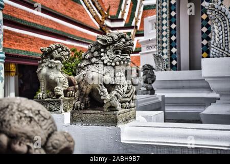 Tuteur traditionnel thaï en pierre sculptures Qilin dans le Grand Palais de Bangkok. En Thaïlande connu sous le nom de Gilen et est membre du panthéon de la Hi Banque D'Images