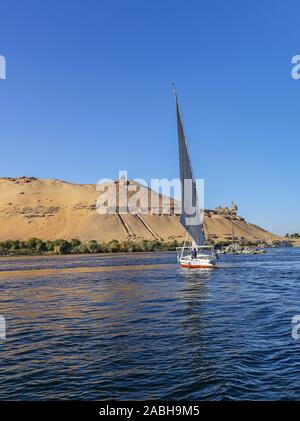 Une felouque, un bateau à voile traditionnel en bois sur le Nil, Assouan, Egypte, Afrique du Sud Banque D'Images