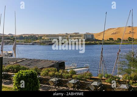 Felouques traditionnelles en bois, des bateaux à voile sur le Nil, à l'hôtel Movenpick en arrière-plan, Assouan, Egypte, Afrique du Sud Banque D'Images