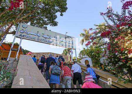 Les touristes à monter les marches de l'entrée de l'Assouan Botanical Gardens sur l'île Eléphantine, Assouan, Egypte, Afrique du Sud Banque D'Images