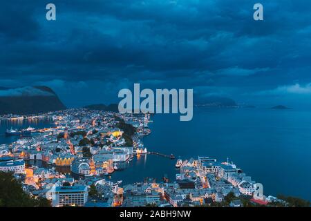 Ålesund, Norvège. Vue de nuit sur les toits de la ville. Alesund Centre historique de soir d'été. Monument norvégien célèbre et populaire destination. Ale Banque D'Images