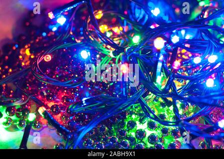 Fond de Noël, guirlande lumières et perles. Décorations de Noël. Nouvelle Année. Banque D'Images