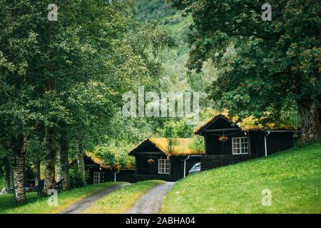 Vieilles maisons en bois traditionnelle norvégienne avec la croissance du gazon sur le toit. Cabines en Norvège. Banque D'Images