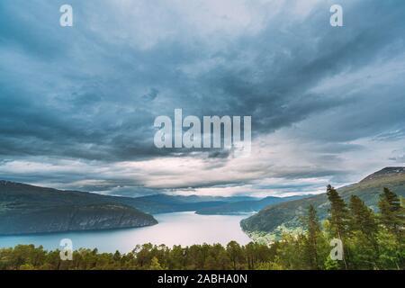 Balestrand, comté de Sogn og Fjordane, en Norvège. Lac de montagne norvégienne Paysage. L'Innvikfjord est une sous-fjord de fjord dans la municipalité de Stryn dans Banque D'Images