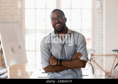 Les jeunes mâles de race mixte joyeuse manager s'amusant. Banque D'Images