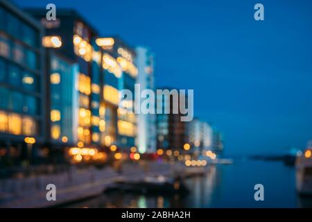 Oslo, Norvège. Nuit Résumé Boke Bokeh Background Effet. Maisons plusieurs étages résidentiel dans quartier Aker Brygge. Soirée d'été. Moderne célèbre Resi Banque D'Images