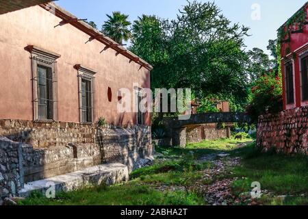 Hacienda de Los Santos. Pont de pierre dans un ruisseau qui traverse Álamos, Sonora au Mexique, une ville coloniale et magique. Cette villa mexicaine était connu sous le nom de Real de Los Alamos Los ou Frayles. La ville de portails. ombres, conduite, Voyage, tourisme, architecture, la destination touristique à l'extérieur. © (© Photo : LuisGutierrez NortePhoto.com) / puente de piedra en arroyo que cruza por Álamos, Sonora, Mexico pueblo mágico y colonial. Cette villa mexicana fue conocido como Real de Los Álamos o de los Frayles. La Ciudad de los Portales. sombras, manececer, viaje , turismo, arquitectura, destino turistico l'extérieur. © Banque D'Images