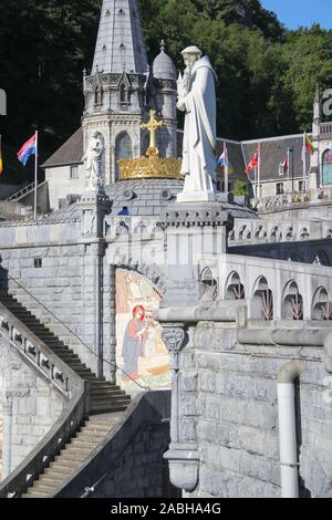 Pèlerinage à Lourdes. Elle se produit chaque année en mai. Les croyants du monde entier viennent à prier blassed Vierge Marie. Banque D'Images