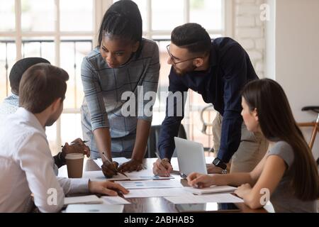 Groupe diversifié de gestionnaires qui travaillent ensemble au bureau. Banque D'Images