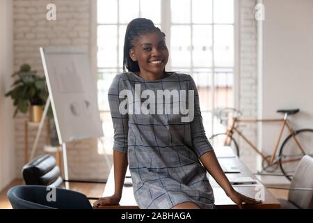 Portrait of smiling confiant african american female company travailleur. Banque D'Images