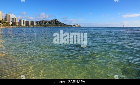 La plage de Waikiki avec Cratère de Diamond Head, Oahu, Hawaii Banque D'Images