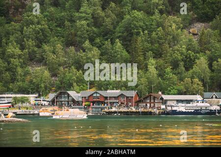 Geiranger, Geirangerfjord, Norvège - le 18 juin 2019 : Petite embarcation flottant près de croisière Geiranger. Banque D'Images