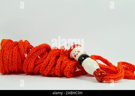 Tiroir bois knitter et fils orange vif Banque D'Images