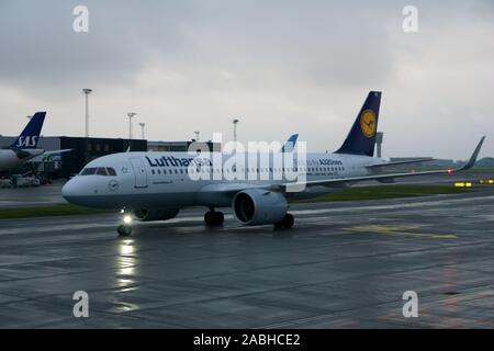 Copenhague, Danemark - Nov 24th, 2018 : Lufthansa Airbus A320 - 200 Le roulage à l'aéroport de Copenhague Kastrup jusqu'à la porte Banque D'Images