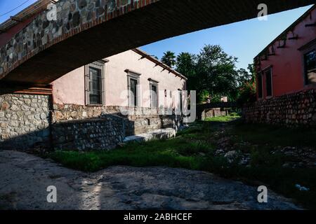 Hacienda de Los Santos. Pont de pierre dans un ruisseau qui traverse Álamos, Sonora au Mexique, une ville coloniale et magique. Cette villa mexicaine était connu sous le nom de Real de Los Alamos Los ou Frayles. La ville de portails. ombres, conduite, Voyage, tourisme, architecture, la destination touristique à l'extérieur. © (© Photo : LuisGutierrez NortePhoto.com) / puente de piedra en arroyo que cruza por Álamos, Sonora, Mexico pueblo mágico y colonial. Cette villa mexicana fue conocido como Real de Los Álamos o de los Frayles. La Ciudad de los Portales. sombras, manececer, viaje , turismo, arquitectura, destino turistico l'extérieur. © Banque D'Images