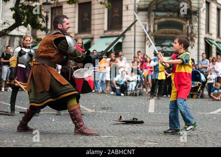 Ljubljana, Slovénie, le 9 septembre 2007 : un chevalier se bat en duel avec un jeune spectateur lors d'une reconstitution médiévale manifestation à Ljubljana, en Slovénie, en 2007. Banque D'Images