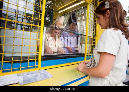 Celje, Slovénie, le 30 août 2008 : Greffiers habillés en femmes médiévale vendez des billets pour un événement de reconstitution médiévale à Celje, en Slovénie, en 2008. Banque D'Images