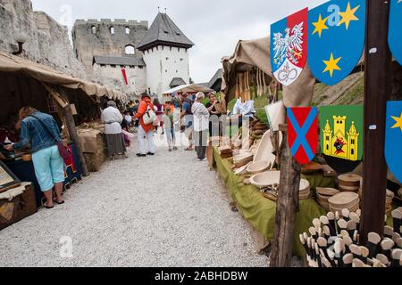 Celje, Slovénie, le 30 août 2008 : un marché médiéval dans le château pendant un événement de reconstitution médiévale à Celje, en Slovénie, en 2008. Banque D'Images