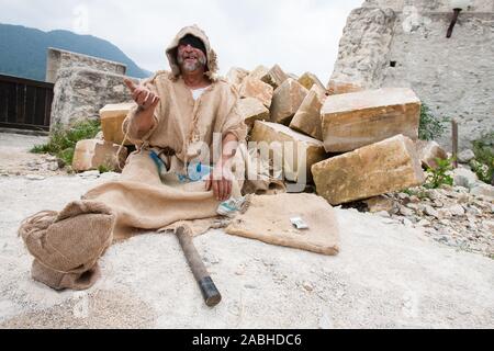 Celje, Slovénie, le 30 août 2008 : Un acteur vêtu comme un mendiant effectue au cours d'un événement de reconstitution médiévale à Celje, en Slovénie, en 2008. Banque D'Images