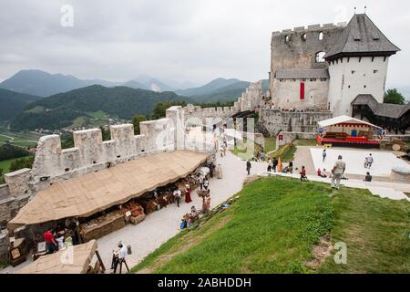 Celje, Slovénie, le 30 août 2008 : un marché médiéval et de tournoi la masse dans le château pendant un événement de reconstitution médiévale à Celje, en Slovénie, en 2008. Banque D'Images