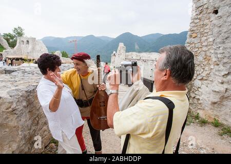 Celje, Slovénie, le 30 août 2008 : un barde de divertir les touristes durant un événement de reconstitution médiévale à Celje, en Slovénie, en 2008. Banque D'Images