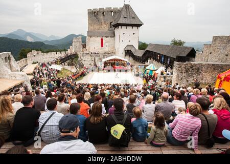 Celje, Slovénie, le 30 août 2008 : spectateurs regarder des spectacles de tournoi pendant un événement de reconstitution médiévale dans un château à Celje, en Slovénie, en 2008. Banque D'Images