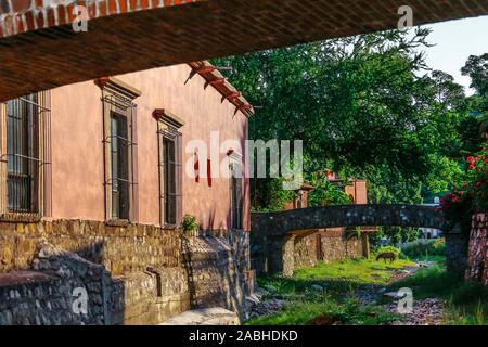 Hacienda de Los Santos. Pont de pierre dans un ruisseau qui traverse Álamos, Sonora au Mexique, une ville coloniale et magique. Cette villa mexicaine était connu sous le nom de Real de Los Alamos Los ou Frayles. La ville de portails. ombres, conduite, Voyage, tourisme, architecture, la destination touristique à l'extérieur. © (© Photo : LuisGutierrez NortePhoto.com) / puente de piedra en arroyo que cruza por Álamos, Sonora, Mexico pueblo mágico y colonial. Cette villa mexicana fue conocido como Real de Los Álamos o de los Frayles. La Ciudad de los Portales. sombras, manececer, viaje , turismo, arquitectura, destino turistico l'extérieur. © Banque D'Images