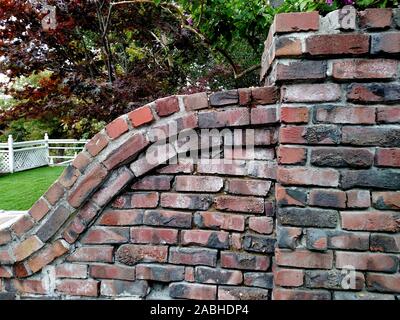 Berkeley, CA / USA - 16 octobre 2019 : au coin d'un mur de la propriété de décoration faite de récupération de clinkers Banque D'Images