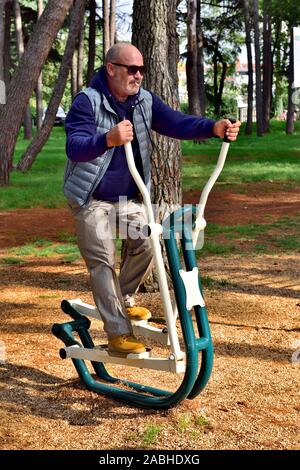 Simple étape machine d'exercice en plein air dans un parc public en particulier axés sur les personnes âgées mais pour quiconque de l'utiliser Banque D'Images