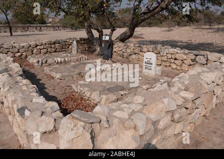 Sesfontein, Kaokoveld, Namibie - 25 juillet 2019 : Fort Sesfontein Cemetary avec trois tombes de soldats de la Schutztruppe allemande. Banque D'Images