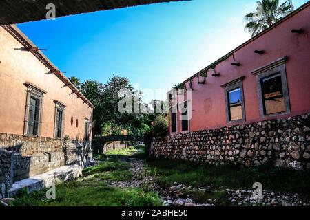 Hacienda de Los Santos. Pont de pierre dans un ruisseau qui traverse Álamos, Sonora au Mexique, une ville coloniale et magique. Cette villa mexicaine était connu sous le nom de Real de Los Alamos Los ou Frayles. La ville de portails. ombres, conduite, Voyage, tourisme, architecture, la destination touristique à l'extérieur. © (© Photo : LuisGutierrez NortePhoto.com) / puente de piedra en arroyo que cruza por Álamos, Sonora, Mexico pueblo mágico y colonial. Cette villa mexicana fue conocido como Real de Los Álamos o de los Frayles. La Ciudad de los Portales. sombras, manececer, viaje , turismo, arquitectura, destino turistico l'extérieur. © Banque D'Images