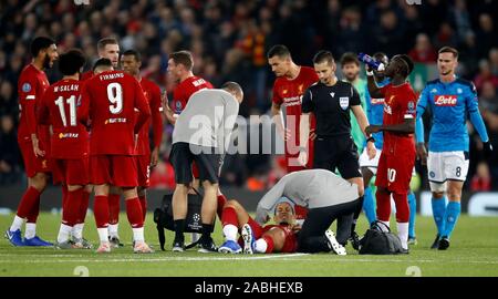 Le centre de Liverpool, Virgil van Dijk reçoit des soins médicaux au cours de l'UEFA Champions League Groupe E match à Anfield, Liverpool. Banque D'Images