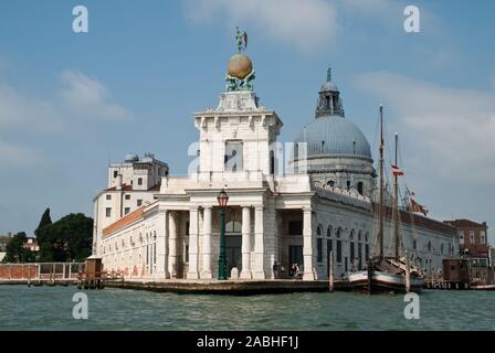 Venise, Italie : Sculpture au sommet de la Dogana, (Punta della Dogana), un musée d'art dans l'un des bâtiments de l'ancienne Douane de Venise, l'église Santa Maria de Banque D'Images