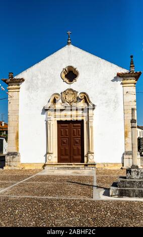 Façade de la chapelle de Notre Dame des Douleurs, construit au xviiie siècle, dans la ville historique de Tentugal, Coimbra, Portugal Banque D'Images