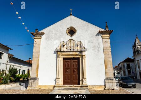 Façade de la chapelle de Notre Dame des Douleurs, construit au xviiie siècle, dans la ville historique de Tentugal, Coimbra, Portugal Banque D'Images