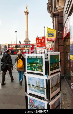 Scène de rue à Londres avec des photos de scènes de Londres, vues et attractions à vendre, près de Trafalgar Square, London, England, UK Banque D'Images