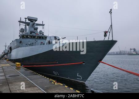 Gdynia, Pologne. Novembre 27th, 2019 marine polonaise ORP Slazak navire de patrouille le jour avant de démarrer officiellement le service est vu à Gdynia, Pologne le 27 novembre 2019, l'ORP Slazak sera un navire de patrouille au large des côtes de la marine polonaise, anciennement connu sous le nom de corvette de classe Gawron. La construction du navire a commencé en 2001. © Vadim Pacajev / Alamy Live News Banque D'Images