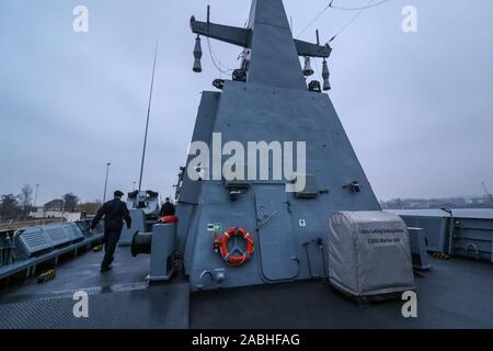 Gdynia, Pologne. Novembre 27th, 2019 marine polonaise ORP Slazak navire de patrouille le jour avant de démarrer officiellement le service est vu à Gdynia, Pologne le 27 novembre 2019, l'ORP Slazak sera un navire de patrouille au large des côtes de la marine polonaise, anciennement connu sous le nom de corvette de classe Gawron. La construction du navire a commencé en 2001. © Vadim Pacajev / Alamy Live News Banque D'Images